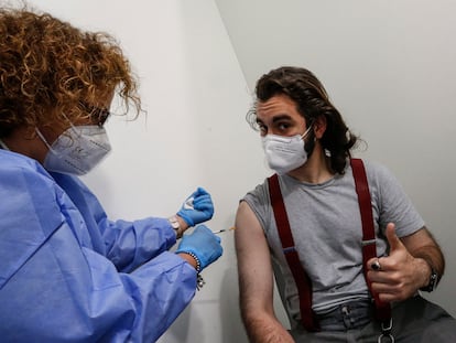 Kevin, de 21 años, recibe una dosis de la vacuna de AstraZeneca este jueves en Roma.