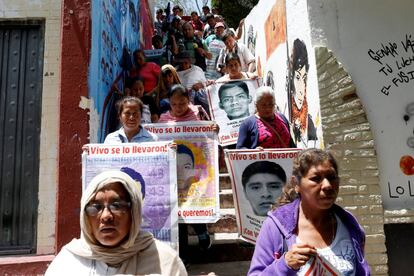 Familiares de los 43 en la normal Raúl Isidro Burgos, de Tixtla.