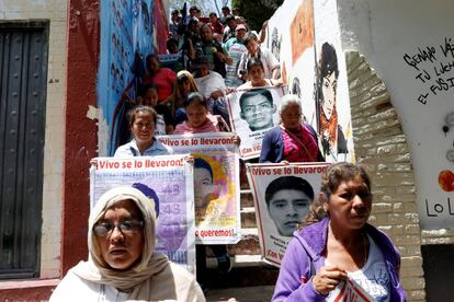 Familiares de los 43 en la normal Ra&uacute;l Isidro Burgos, de Tixtla. 