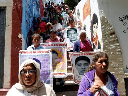 Familiares de los 43 en la normal Ra&uacute;l Isidro Burgos, de Tixtla. 