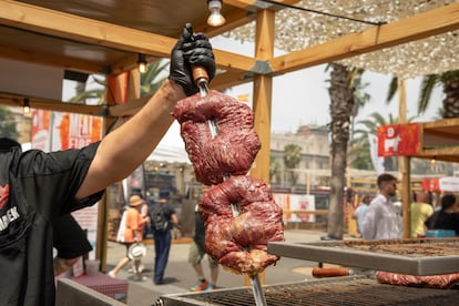 Un pincho de carne a la brasa en la edición 2024 del festival Meat&Fire en Barcelona.