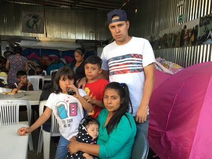 Carmen, Josué e seus três filhos, na segunda-feira em Tijuana. São salvadorenhos e esperam pedir asilo nos Estados Unidos.
