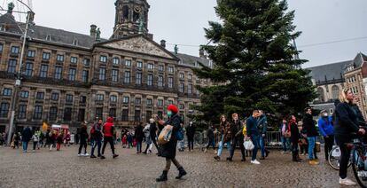 Zona comercial, en Amsterdam (Países Bajos). 