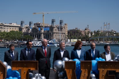 El alcalde de Barcelona, Jaume Collboni (3D), el presidente del Puerto de Barcelona, José Alberto Carbonell (3I), y el director del Port Vell David Pino (2D), la primera teniente de alcaldía del Ayuntamiento de Barcelona del Área de Ecología, Urbanismo, Infraestructuras, Movilidad, Espacio Público y Vivienda, Laia Bonet, y el tercer teniente de Alcaldía y director del área de Prevención, Seguridad, Convivencia y Régimen Interior del Ayuntamiento de Barcelona, Albert Batlle (I), y el director general del Port de Barcelona, Alex García (2I), inaugurando el muelle Barcelona Nord.