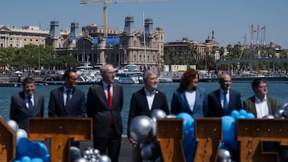 El alcalde de Barcelona, Jaume Collboni (3D), el presidente del Puerto de Barcelona, José Alberto Carbonell (3I), y el director del Port Vell David Pino (2D), la primera teniente de alcaldía del Ayuntamiento de Barcelona del Área de Ecología, Urbanismo, Infraestructuras, Movilidad, Espacio Público y Vivienda, Laia Bonet, y el tercer teniente de Alcaldía y director del área de Prevención, Seguridad, Convivencia y Régimen Interior del Ayuntamiento de Barcelona, Albert Batlle (I), y el director general del Port de Barcelona, Alex García (2I), inaugurando el muelle Barcelona Nord.
