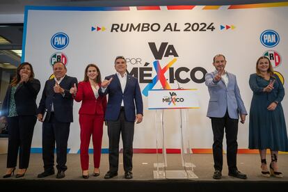 Los dirigentes del PRD, PRI y PAN, que integran la coalición "Va por México", durante una conferencia de prensa en Ciudad de México, en junio de 2023.