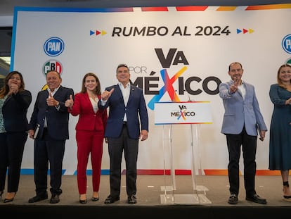 Los dirigentes del PRD, PRI y PAN, que integran la coalición "Va por México", durante una conferencia de prensa en Ciudad de México, en junio de 2023.
