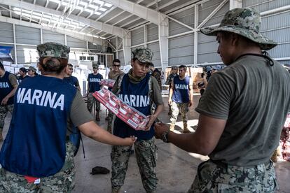 Personal de la Marina carga víveres que viajarán en helicóptero a  San Isidro Gallinero, desde el aeropuerto de Acapulco, el 2 de noviembre.