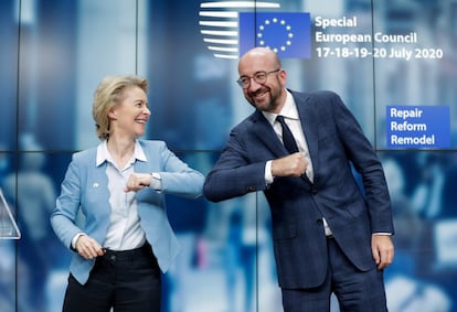 La UE pacta un salto histórico en su modelo presupuestario para frenar la crisis de la covid-19 En la imagen, la presidenta de la Comisión Europea, Ursula Von Der Leyen y el presidente del Consejo Europeo, Charles Michel, se saludan codo con codo al final de la rueda de prensa de este martes, en Bruselas (Bélgica). 
