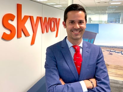 Skyway ha ascendido a Miguel Villegas  a director de desarrollo de negocio y jefe de la escuela de formación inicial de la compañía. Villegas forma parte del equipo de Skyway desde su fundación en 2012, iniciando su carrera como controlador aéreo. A lo largo de estos años, ha desempeñado diversos cargos de responsabilidad, entre los que destacan el de jefe de dependencia en las torres de control de varios aeropuertos. Ha sido también jefe de formación y competencia.