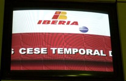 Las pantallas del aeropuerto de Barajas dan cuenta ya de la suspensión de los vuelos.