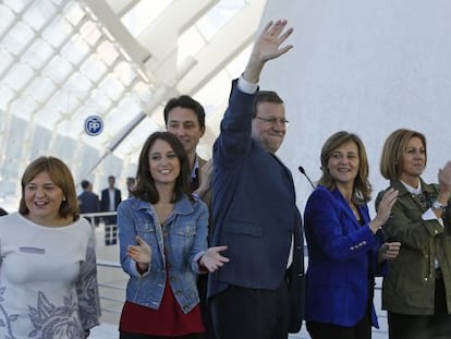 Mariano Rajoy, en el centro, ayer en la Ciudad de las Artes de Valencia.