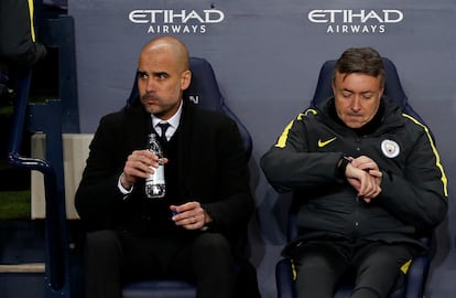 Guardiola y Torrent en el banquillo del Manchester City.