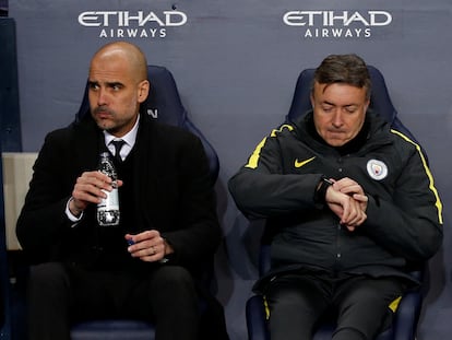 Guardiola y Torrent en el banquillo del Manchester City.