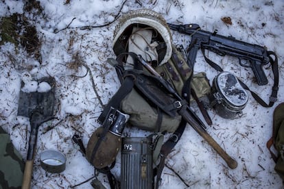 Objetos de recreación históricatípicos del Ejercito alemán de la Segunda Guerra Mundial portados por la patrulla en La Molina. Puede verse una pala, un casco de acero, una granada de Palo, una metralleta MP-40 Schmeisser y el clásico estuche cilíndrico para la máscara de gas (utilizado generalmente para llevar raciones).