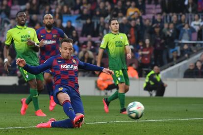 Arthur marca el quinto gol del Barcelona.