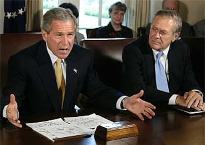 Tras la reunión de su gabinete, Bush comparece ante la prnsa junto al secretario de Defensa, Donald Rumsfeld.