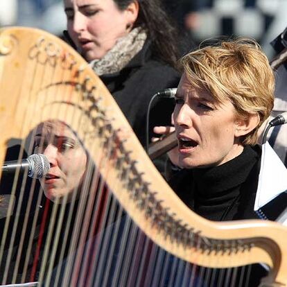 Sonsoles Espinosa canta con su coro en Atocha.