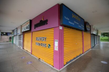 Fotografía de tiendas cerradas en Brasilia. La capital brasileña entra en cuarentena estricta para frenar el avance de la covid-19, debido a la alta ocupación de las unidades de cuidados intensivos (UCI). Solo las actividades esenciales funcionarán, entre las que se cuentan supermercados, tiendas de abarrotes, gasolineras, comercio de productos farmacéuticos, clínicas médicas y dentales, laboratorios y clínicas veterinarias. Diversos Estados brasileños comenzaron a endurecer las restricciones de movilidad para evitar el colapso del sistema sanitario del país.