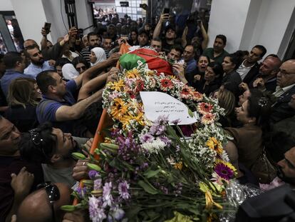 Ramallah (-), 11/05/2022.- Colleagues surround the body of veteran Al-Jazeera journalist Shireen Abu Akleh as it is brought to the offices of the news channel in the West Bank city of Ramallah, 11 May 2022. Al-Jazeera said Abu Akleh, 51, a prominent figure in the channel's Arabic news service was shot dead by Israeli troops early on 11 May 2022 as she covered a raid on Jenin refugee camp in the occupied West Bank. Israeli Prime Minister Naftali Bennett said it was 'likely' that Palestinian gunfire killed her. (Incendio) EFE/EPA/ABBAS MOMANI / POOL
