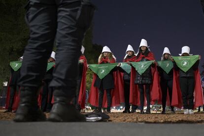 Argentina. Activistas caracterizadas como personajes de la novela distópica “El Cuento de la Criada” se concentran frente al Embajada de Estados Unidos en Buenos Aires tras la decisión del Tribunal Supremo de este país de eliminar la protección constitucional al derecho de aborto vigente durante medio siglo.