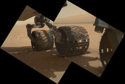 Las tres ruedas de la izquierda del robot ‘Curiosty’, en Marte, fotografiadas con la cámara situada en el extremo del brazo articulado.