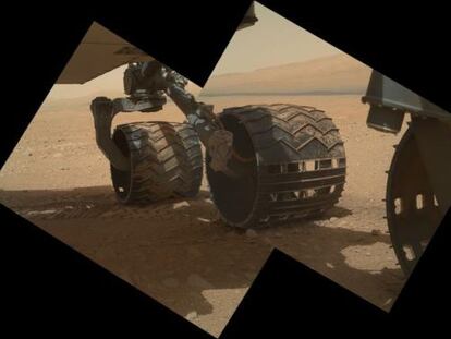 Las tres ruedas de la izquierda del robot &lsquo;Curiosty&rsquo;, en Marte, fotografiadas con la c&aacute;mara situada en el extremo del brazo articulado.
 
 