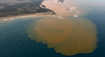 Depois de 17 dias e 700 quilômetros percorridos, a lama liberada pelo rompimento da barragem da mineradora Samarco, controlada pela Vale e pela BHP, chega à foz do Rio Doce, na altura da cidade de Linhares (ES), em 21/11.