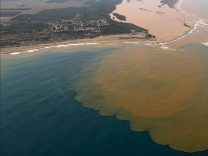 Depois de 17 dias e 700 quilômetros percorridos, a lama liberada pelo rompimento da barragem da mineradora Samarco, controlada pela Vale e pela BHP, chega à foz do Rio Doce, na altura da cidade de Linhares (ES), em 21/11.