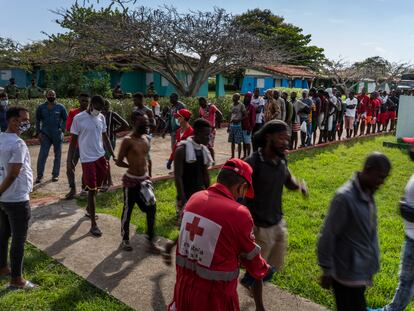 Inmigrantes varados en Villa Clara, Cuba, hacen fila para desayunar en el campamento que los alberga el 26 de mayo de 2022.