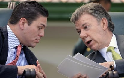 President Juan Manuel Santos (r) with Defense Minister Juan Carlos Pinzón in February.