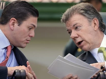 President Juan Manuel Santos (r) with Defense Minister Juan Carlos Pinzón in February.