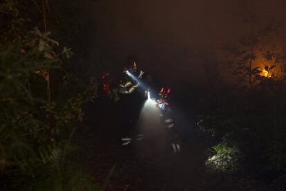 Miembros de protección civil de Vilagarcia luchan contra el fuego declarado en la zona de Castrogudin a las afueras de Vilagarcia (Galicia), el 9 de agosto.