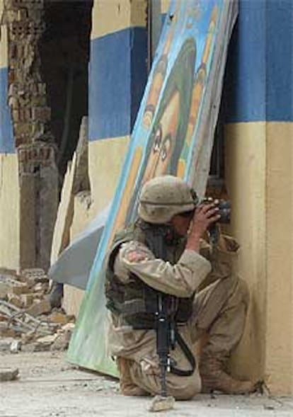 Un soldado de EE UU miraba ayer por sus prismáticos en la ciudad de Kufa.