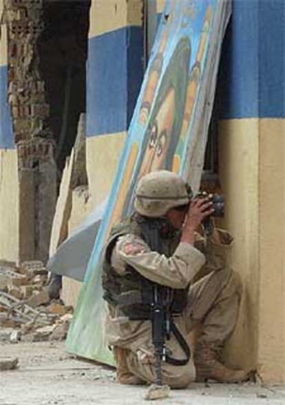 Un soldado de EE UU miraba ayer por sus prismáticos en la ciudad de Kufa.