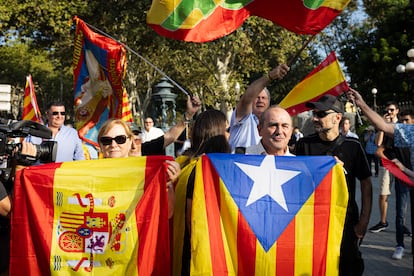 Manifestantes de ultraderecha e independentistas protestan frente al Parlament.