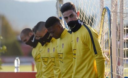 La plantilla del Sporting de Gijón, en el entrenamiento de este jueves.