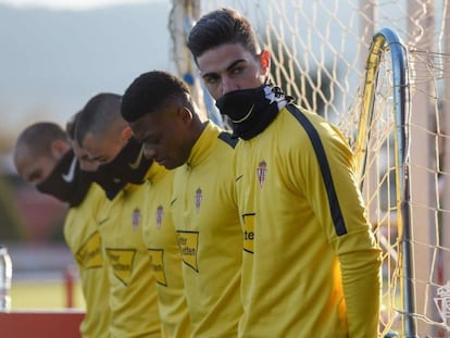 La plantilla del Sporting de Gijón, en el entrenamiento de este jueves.