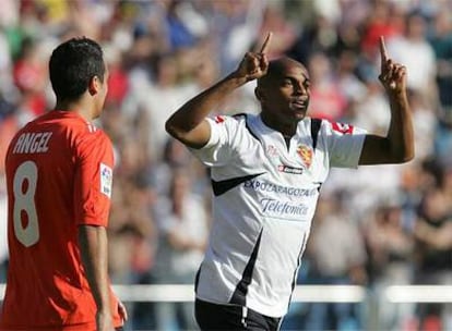 El delantero brasileño del Zaragoza Ewerthon, tras marcar su segundo gol al Celta, pasa frente al defensa Ángel.