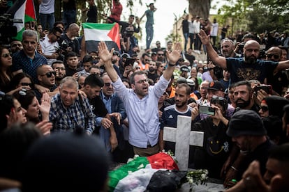 Decenas de palestinos se agolpan alrededor de la tumba de la reportera de Al Jazeera, en el cementerio Mount Zion, cerca de Jerusalén. 