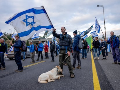 Israeli military reservists protest against the plans by Prime Minister Benjamin Netanyahu's new government to overhaul the judicial system, on a freeway from Tel Aviv to Jerusalem, Thursday, Feb. 9, 2023.
