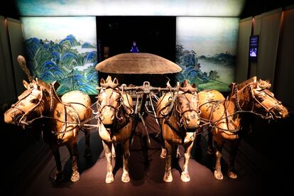 El carro con caballos de bronce, que se expone en el museo alicantino.