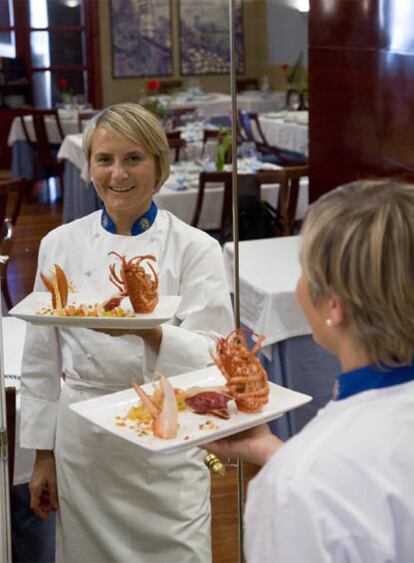 Chus Castro muestra el plato de bogavante con gazpacho helado en su restaurante de A Guardia.