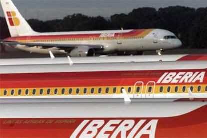 Aviones de Iberia en una de las pistas del aeropuerto de Barajas (Madrid).