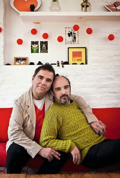 <p><b>Uruguay.</b> Sergio Miranda, de 45 años, y Rodrigo Borda, de 39, son reconocidos productores audiovisuales y editoriales de Uruguay y también constituyeron el segundo matrimonio entre personas del mismo sexo en su país, el pasado 22 de agosto. El primero se celebró<i> in extremis </i>porque uno de los integrantes de la pareja padecía un cáncer terminal. En cambio, la boda de Miranda y Borda fue la primera que se hizo pública. Ninguno de los dos anhelaba casarse, pero decidieron hacerlo como un apoyo a la ley de matrimonio gay que se aprobó en abril pasado en Uruguay, el país donde logró mayor respaldo parlamentario en el mundo, y también como un medio para naturalizarlo en su sociedad.</p><p>  Se conocieron en 1999 en una discoteca gay de Montevideo. “Era tarde, la fiesta era medio fiasco y entonces vi a Rodrigo, charlamos y nunca más nos separamos”, cuenta Sergio. Según avanzaba este año el proyecto de ley de bodas homosexuales, a este se le despertó su “lado romántico”. Rodrigo dijo sí. A la ceremonia fueron sin traje y recibieron la bendición de un pastor evangélico gay. Nunca se imaginaron que iba a reunir a más de cien periodistas (de Uruguay y del resto del mundo). La fiesta será más adelante. No revelan fecha: quieren que sea íntima. </p><p>Texto: Alejandro Rebossio</p>