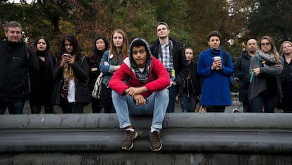 Estudiantes universitarios atienden un debate sobre Donald Trump en Washington el 9 de noviembre.