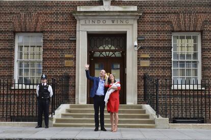 Guillermo de Inglaterra y Kate Middleton saludan junto a su hijo frente al hospital St. Mary en Londres.