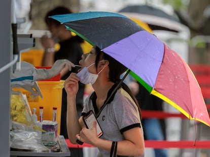 Una mujer se somete a una prueba PCR en una calle de Shanghái, el 5 de septiembre.