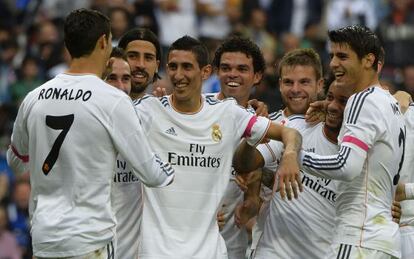 Los jugadores del Madrid celebran el gol de Di Mar&iacute;a.