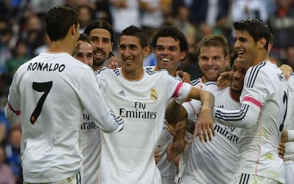 Los jugadores del Madrid celebran el gol de Di Mar&iacute;a.